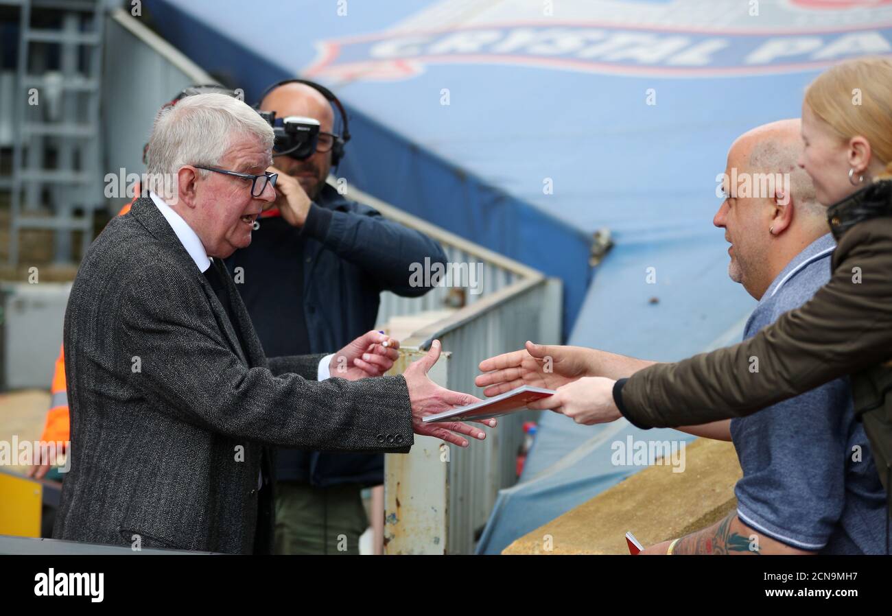 Fútbol - Premier League - Crystal Palace vs West Bromwich Albion - Selhurst Park, Londres, Gran Bretaña - 13 de mayo de 2018 el comentarista John Motson sacude las manos con los fans dentro del suelo antes del partido REUTERS/Hannah McKay SÓLO USO EDITORIAL. No se utiliza con audio, video, datos, listas de dispositivos, logotipos de clubes/ligas o servicios "en vivo" no autorizados. Uso en línea en el partido limitado a 75 imágenes, sin emulación de vídeo. No se utiliza en apuestas, juegos o publicaciones de un solo club/liga/jugador. Póngase en contacto con su representante de cuenta para obtener más información. Foto de stock