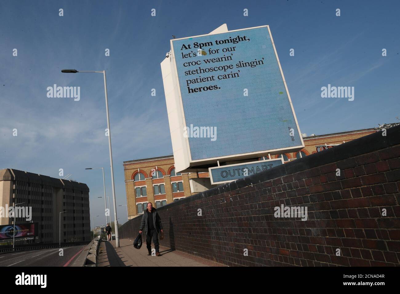 Una cartelera que muestra una palmada para nuestros cuidadores en apoyo del mensaje de campaña del NHS se ve en Kensington, mientras la propagación de la enfermedad del coronavirus (COVID-19) continúa, Londres, Gran Bretaña, 16 de abril de 2020. REUTERS/Hannah McKay Foto de stock