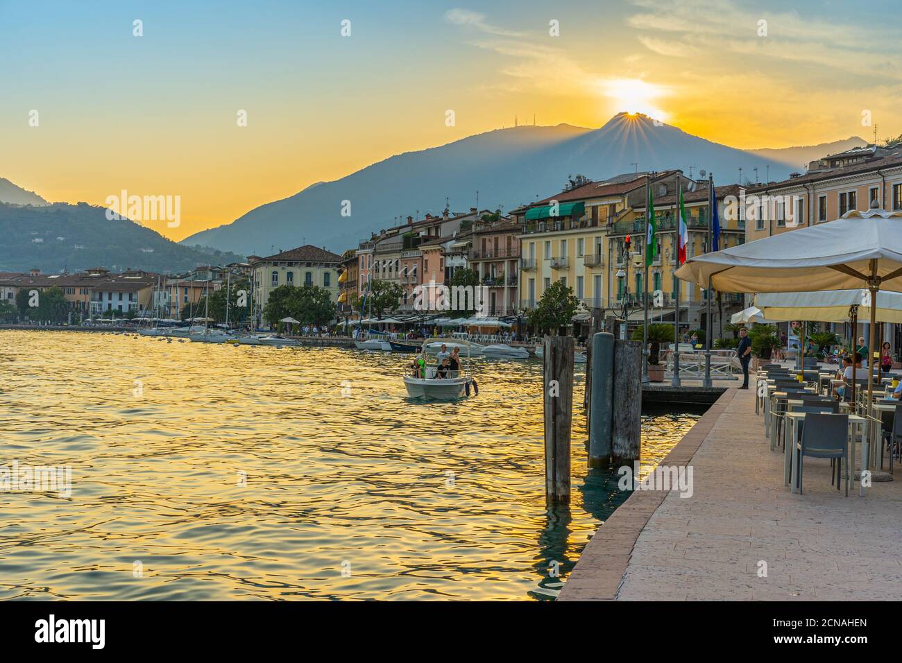 Puesta de sol en Saló en el Lago de Garda, Italia Foto de stock