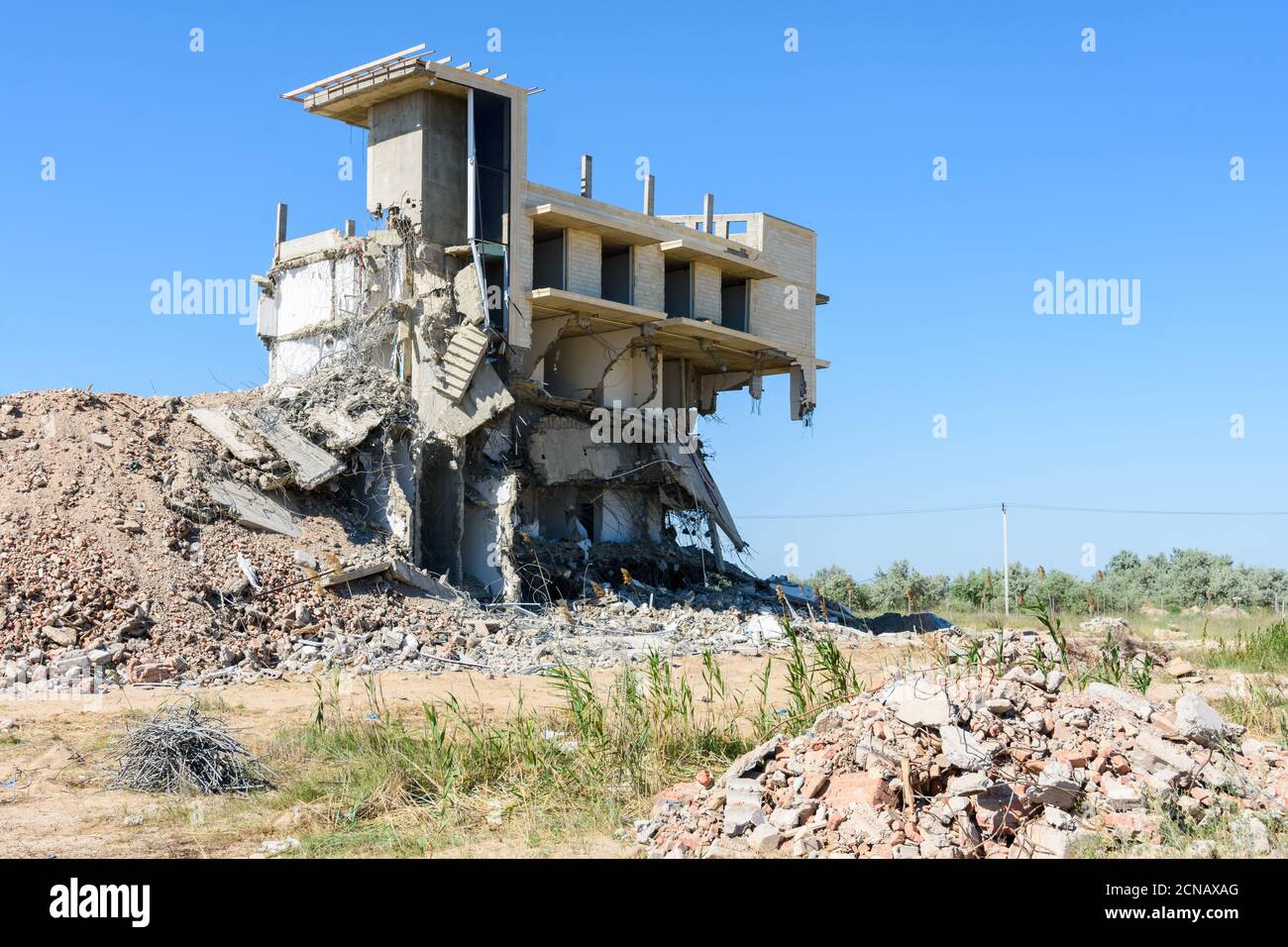 Desmantelamiento de un complejo hotelero de construcción ilegal Foto de stock