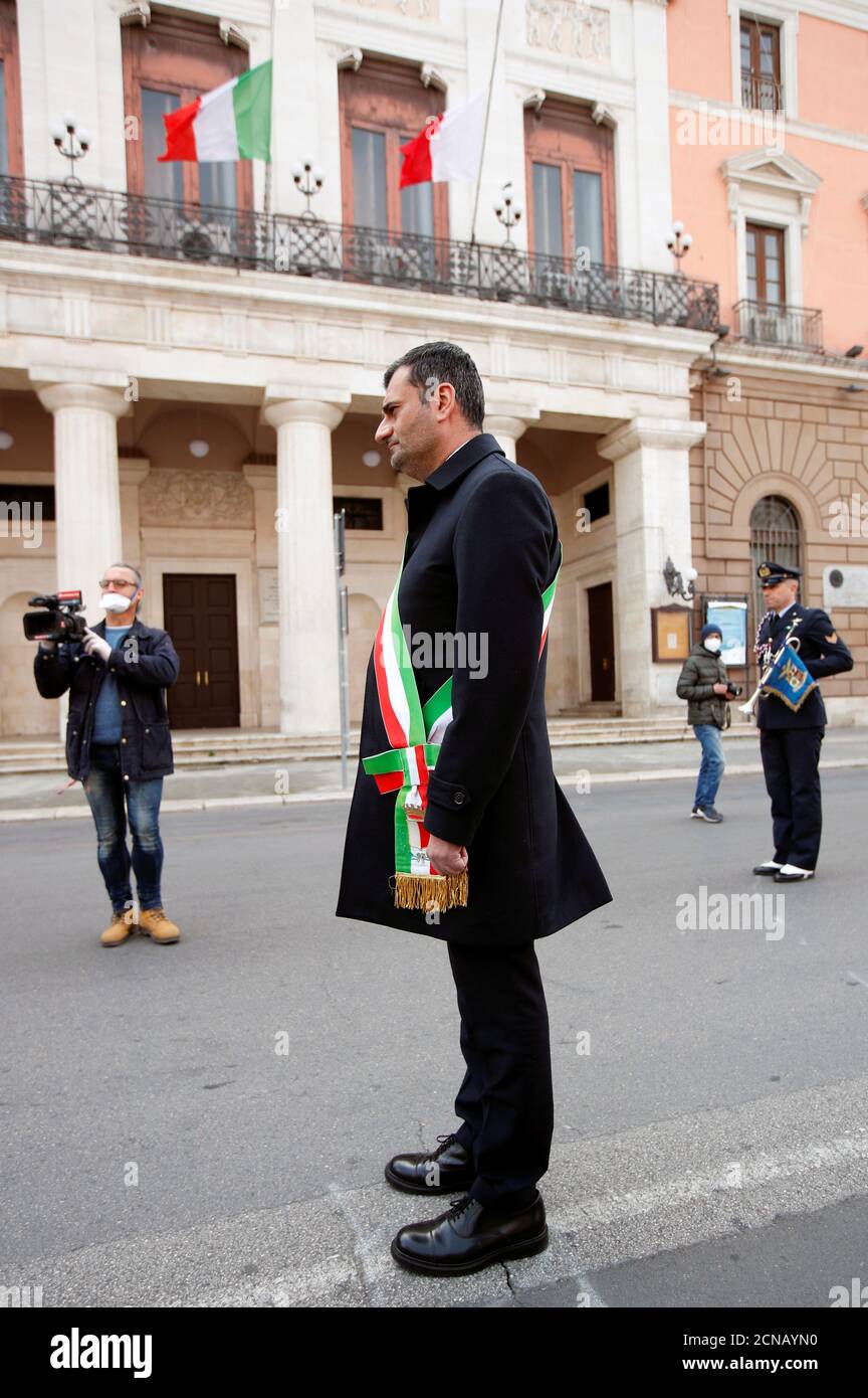 El alcalde de Bari, Antonio Decaro, asiste a una ceremonia para llevar una  bandera italiana a media asta, mientras los alcaldes de toda Italia se  guardan en silencio para honrar a los