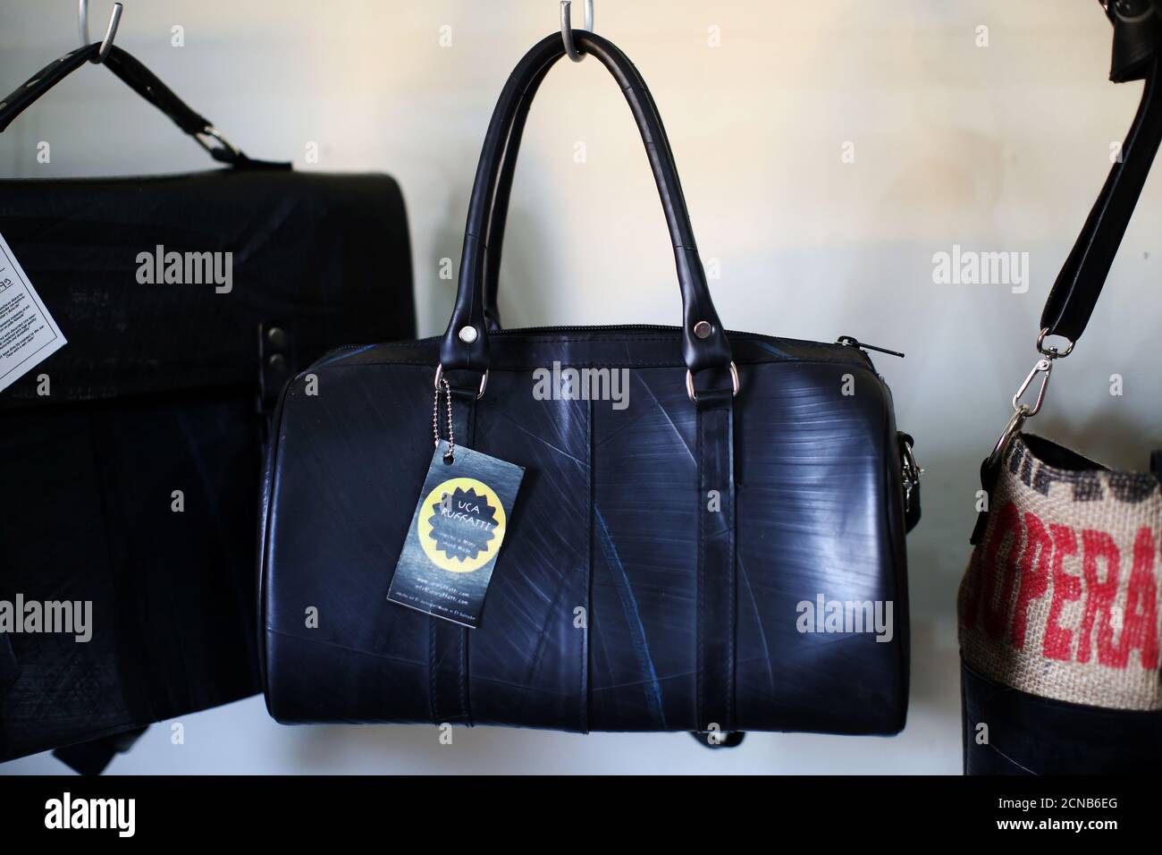 Los bolsos de tubo interior de neumáticos reciclados se muestran en la  fábrica de UCA Ruffatti en Santa Ana, el Salvador, 16 de agosto de 2017.  REUTERS/José cabezas Fotografía de stock - Alamy