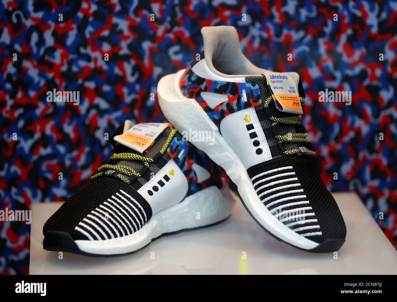 Las zapatillas de edición limitada Adidas que coinciden con el diseño de  asientos del metro de Berlín, e incluyen un pase de viaje anual, se  muestran en la tienda de zapatos 'Overkill'