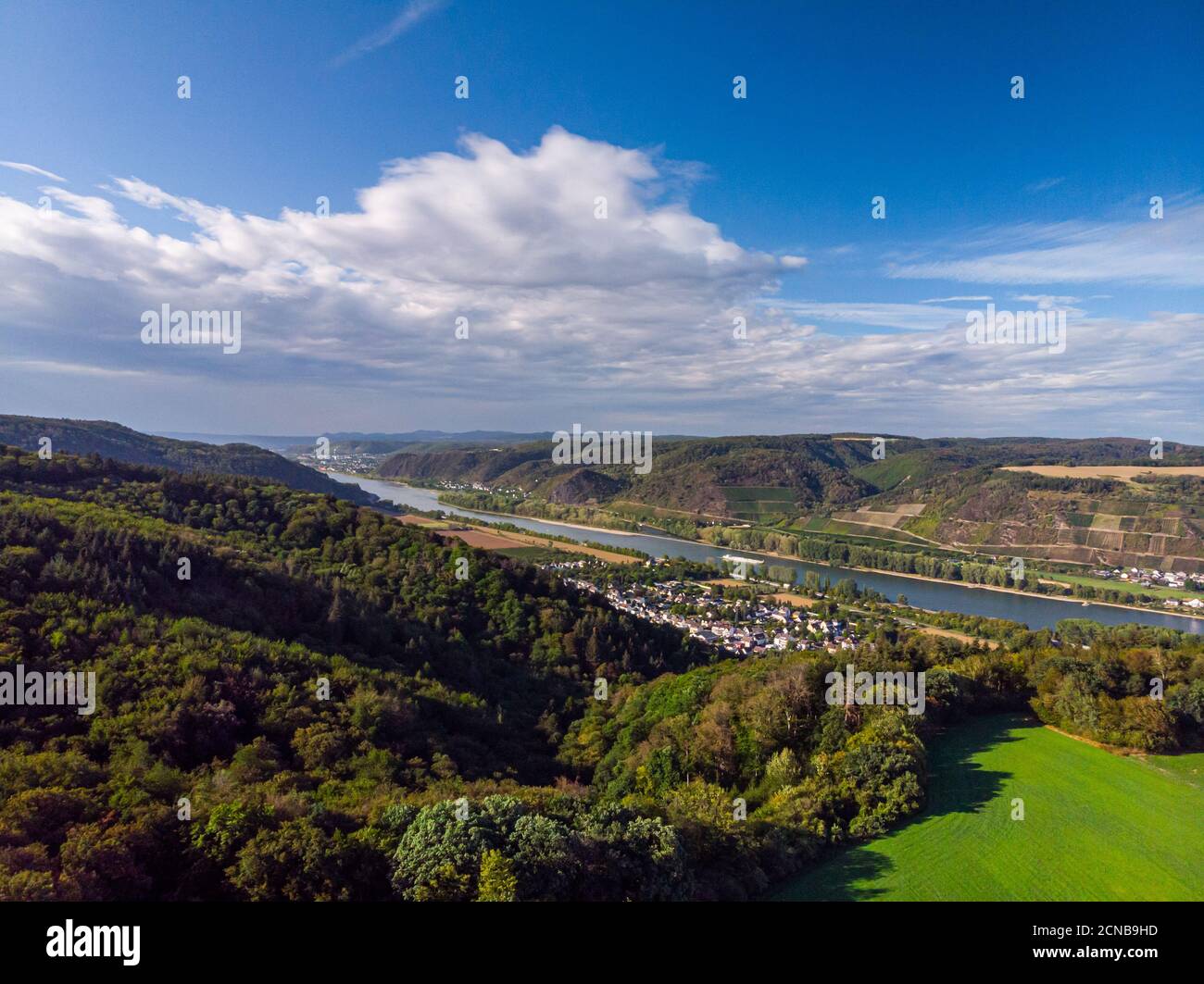 Una caminata a lo largo del Rin con una vista tarde verano Foto de stock