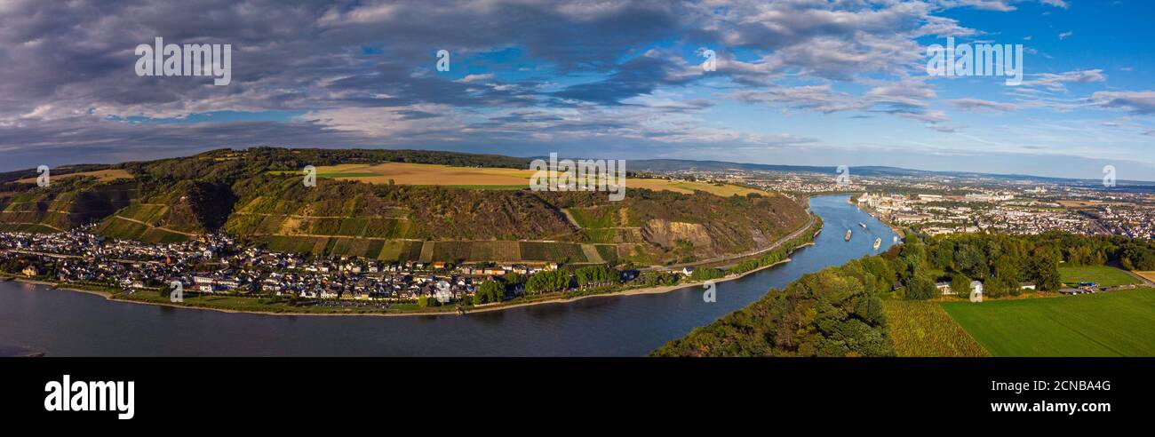 Una caminata a lo largo del Rin con una vista tarde verano Foto de stock