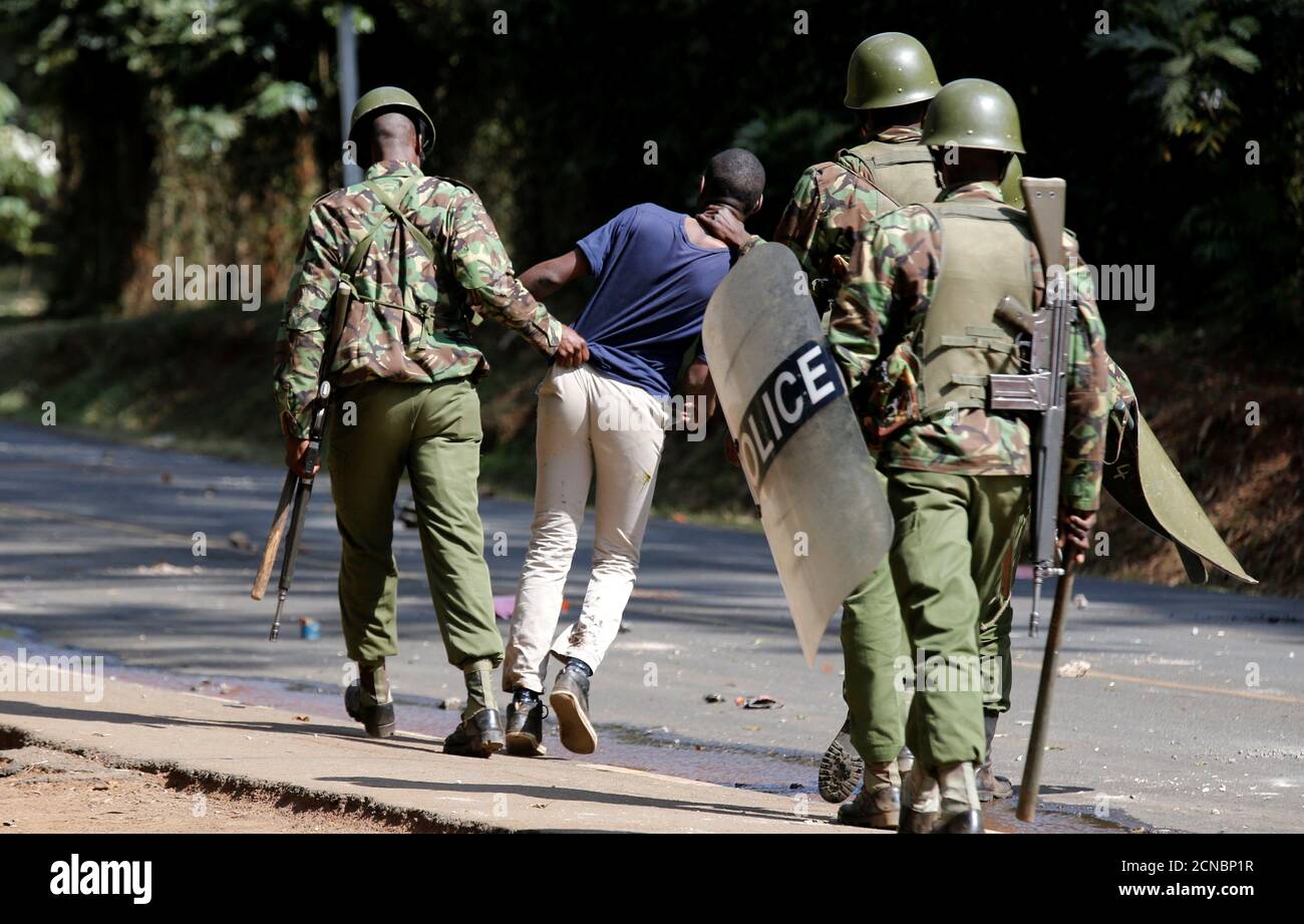 Los policías antidisturbios arrestaron a un estudiante de la Universidad de Nairobi después de las protestas contra la detención de un legislador de la oposición en Nairobi, Kenia, el 28 de septiembre de 2017. REUTERS/Thomas Mukoya Foto de stock