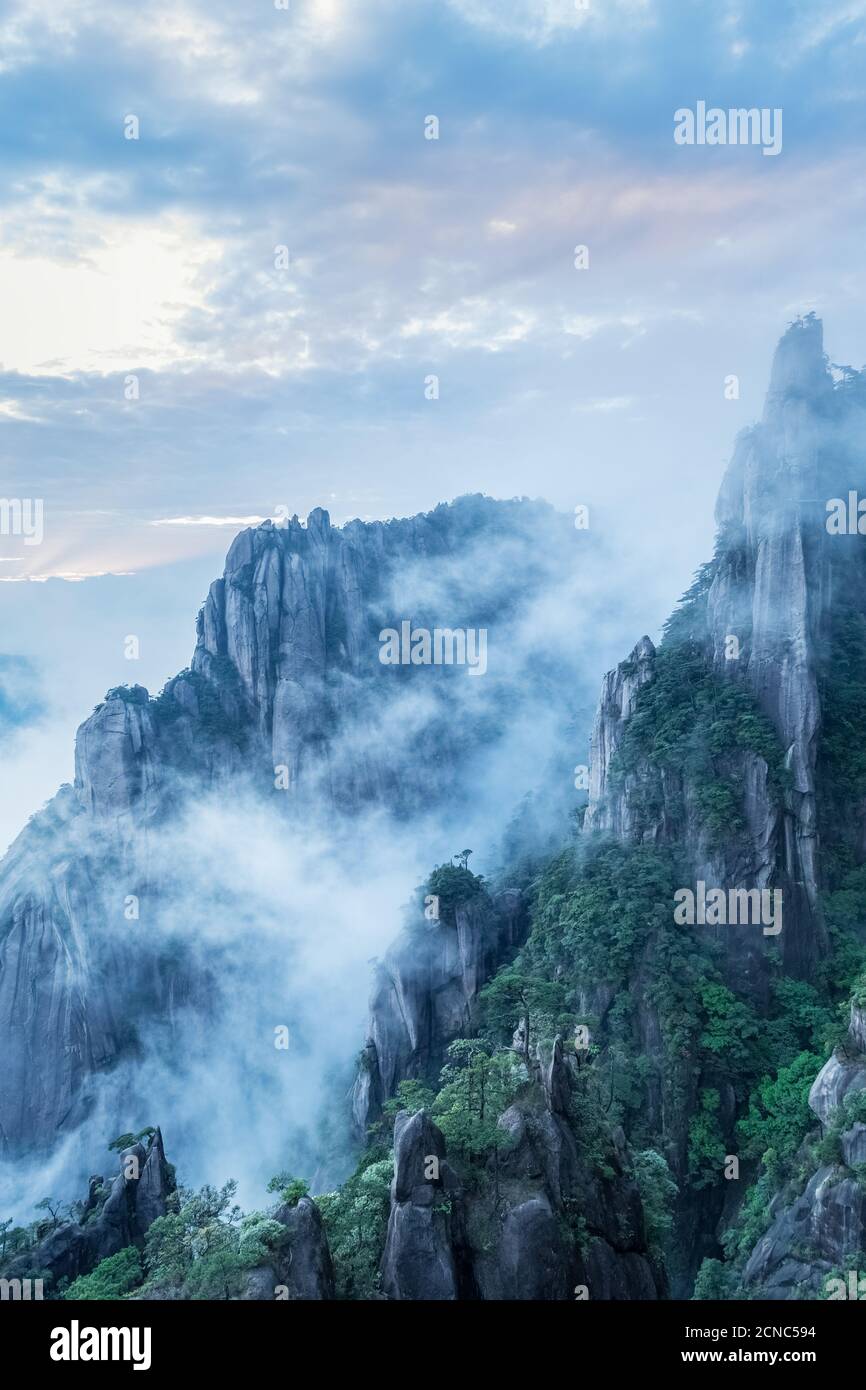 hermosos pilares de granito y picos en niebla de nubes Foto de stock
