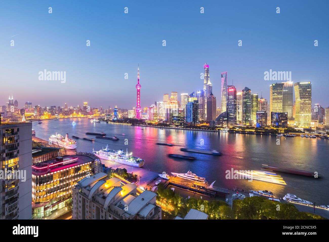 vista nocturna de shanghai north bund Foto de stock