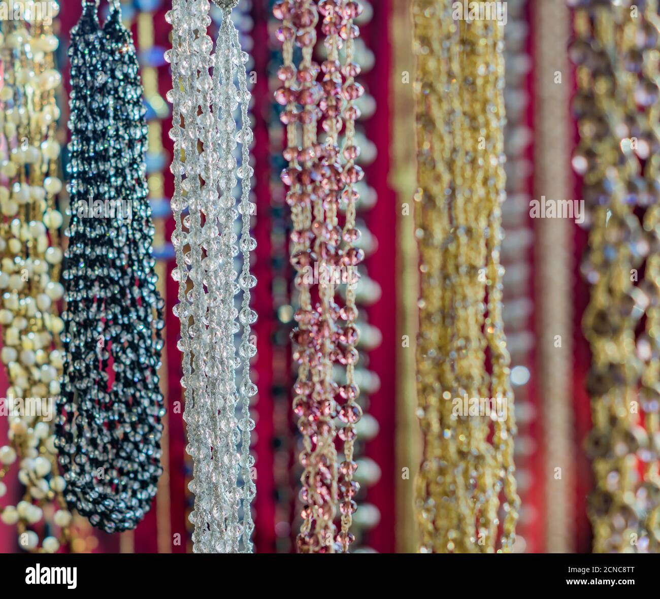 Collares de perlas de cristal de colores. Patrón de fondo. Artesanía de moda  para las mujeres Fotografía de stock - Alamy