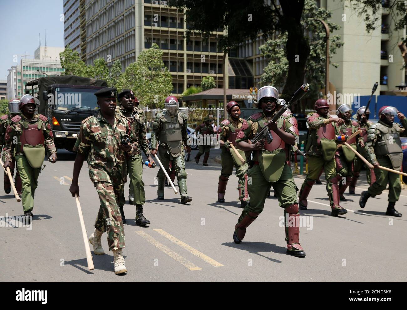 Los policías antidisturbios caminan a lo largo de una calle en un intento de dispersar a los partidarios de la coalición de la oposición keniata National Super Alliance (NASA), durante una protesta a lo largo de una calle en Nairobi, Kenia, el 16 de octubre de 2017. REUTERS/Thomas Mukoya Foto de stock