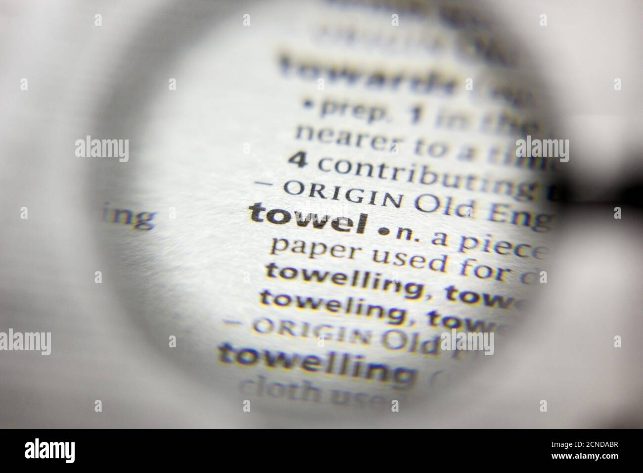 La palabra o frase toalla en un diccionario Fotografía de stock - Alamy