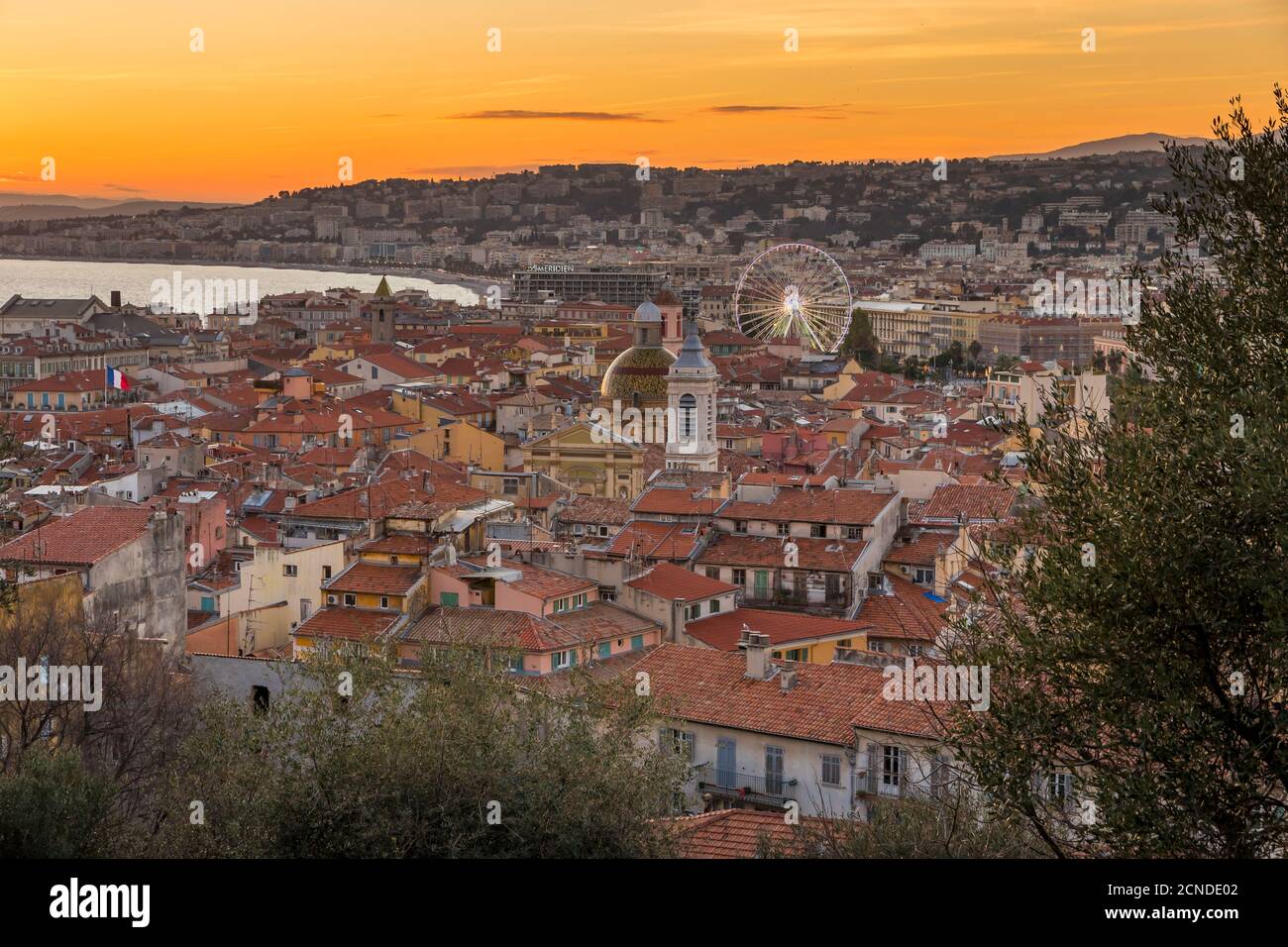 Vista elevada desde Castle Hill sobre el casco antiguo al atardecer, Niza, Alpes Maritimes, Costa Azul, Riviera Francesa, Provenza, Francia, Mediterráneo Foto de stock