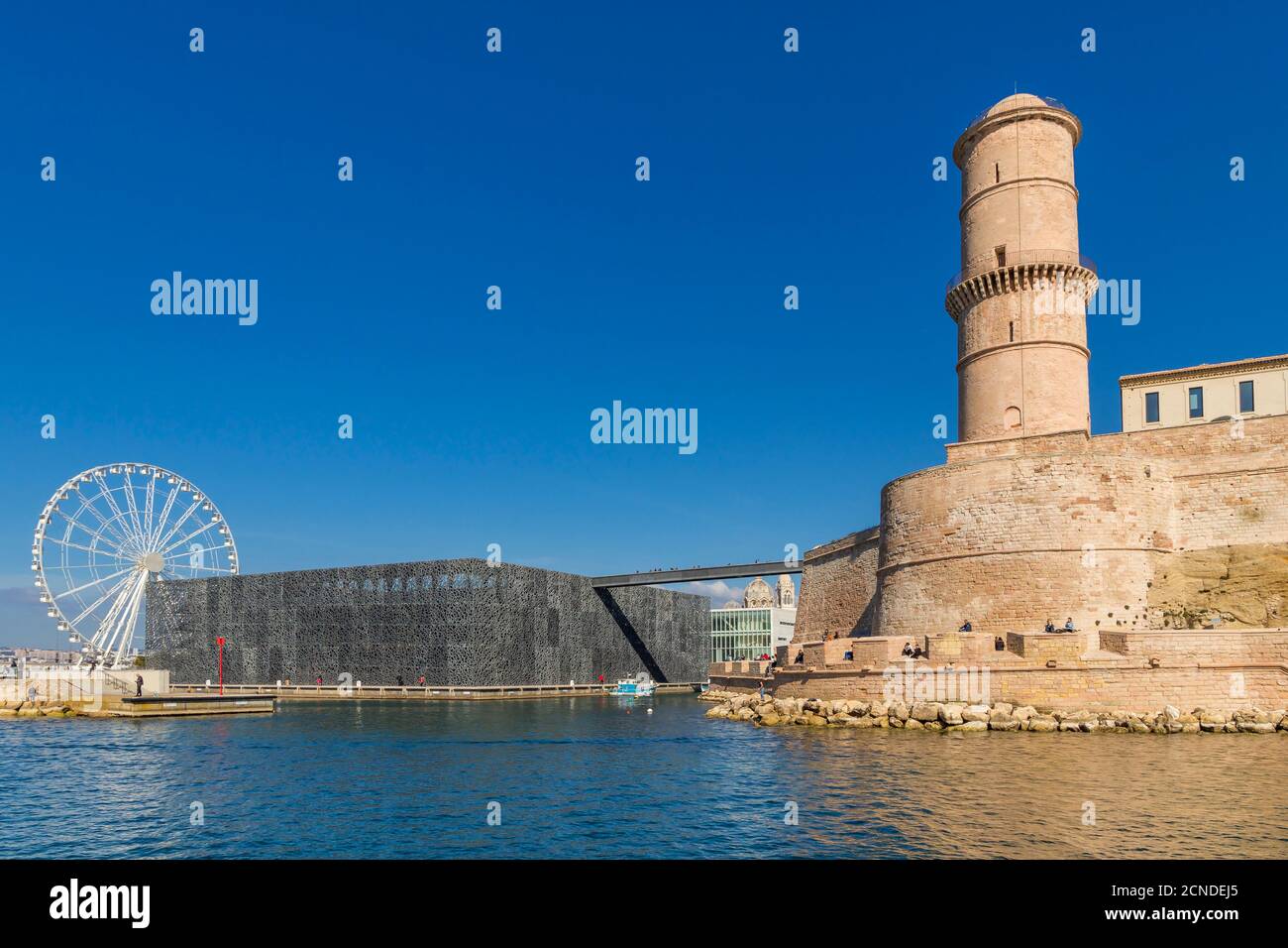 Vista desde un barco de excursión al edificio Mucem y la torre de la fortaleza de Saint Jean, Marsella, Bocas del Ródano, Provenza, Francia Foto de stock