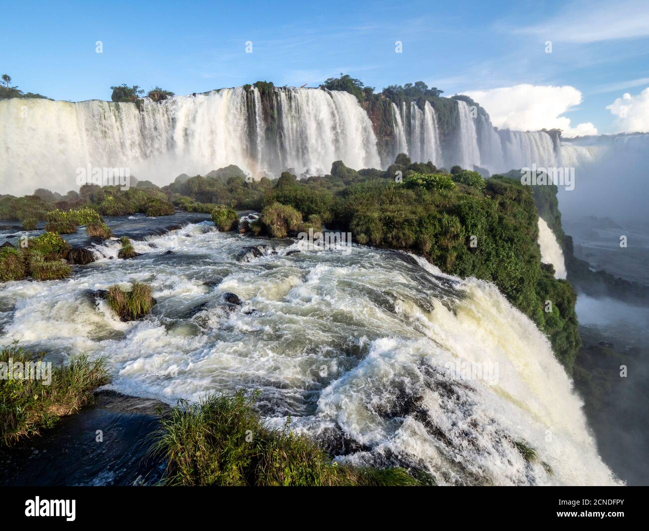 Vista de las Cataratas del Iguazú (Cataratas del Iguazú), Patrimonio de la Humanidad de la UNESCO, desde el lado brasileño, Paraná, Brasil Foto de stock