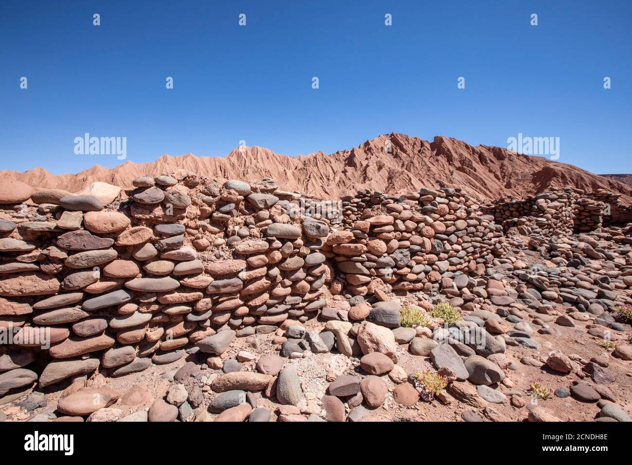 Restos de estructuras rocosas en Tambo de Catarpe, Valle de Catarpe en el Desierto de Atacama, Chile Foto de stock