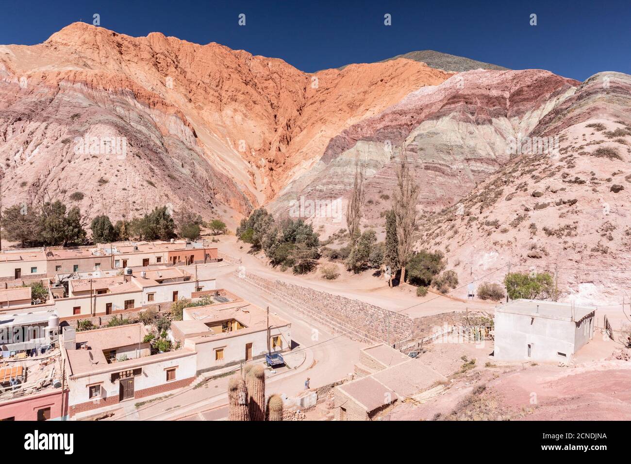 El pueblo de Purmamarca, en la base de la Colina de los siete colores, provincia de Jujuy, al noroeste de Argentina Foto de stock