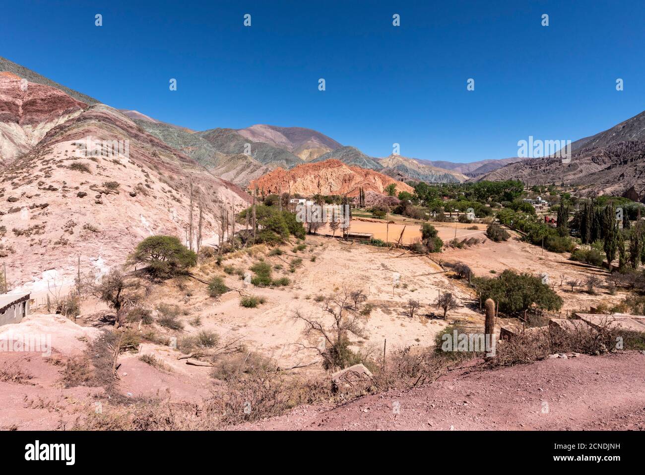 El pueblo de Purmamarca, en la base de la Colina de los siete colores, provincia de Jujuy, al noroeste de Argentina Foto de stock