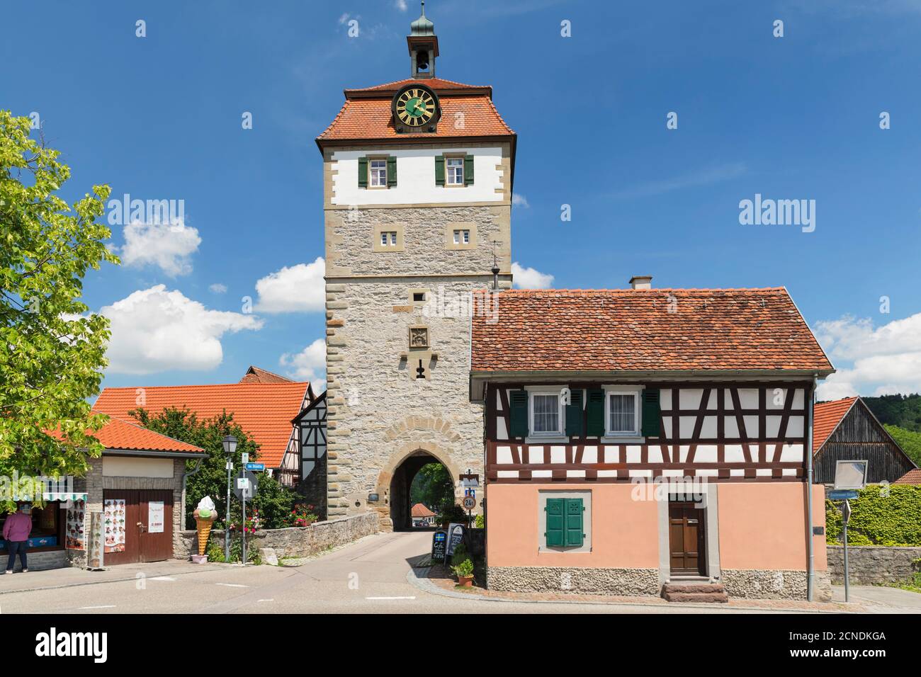Torre Torturm en el muro de la ciudad, Vellberg, Hohenlohe, Baden-Wurtemberg, Alemania, Europa Foto de stock