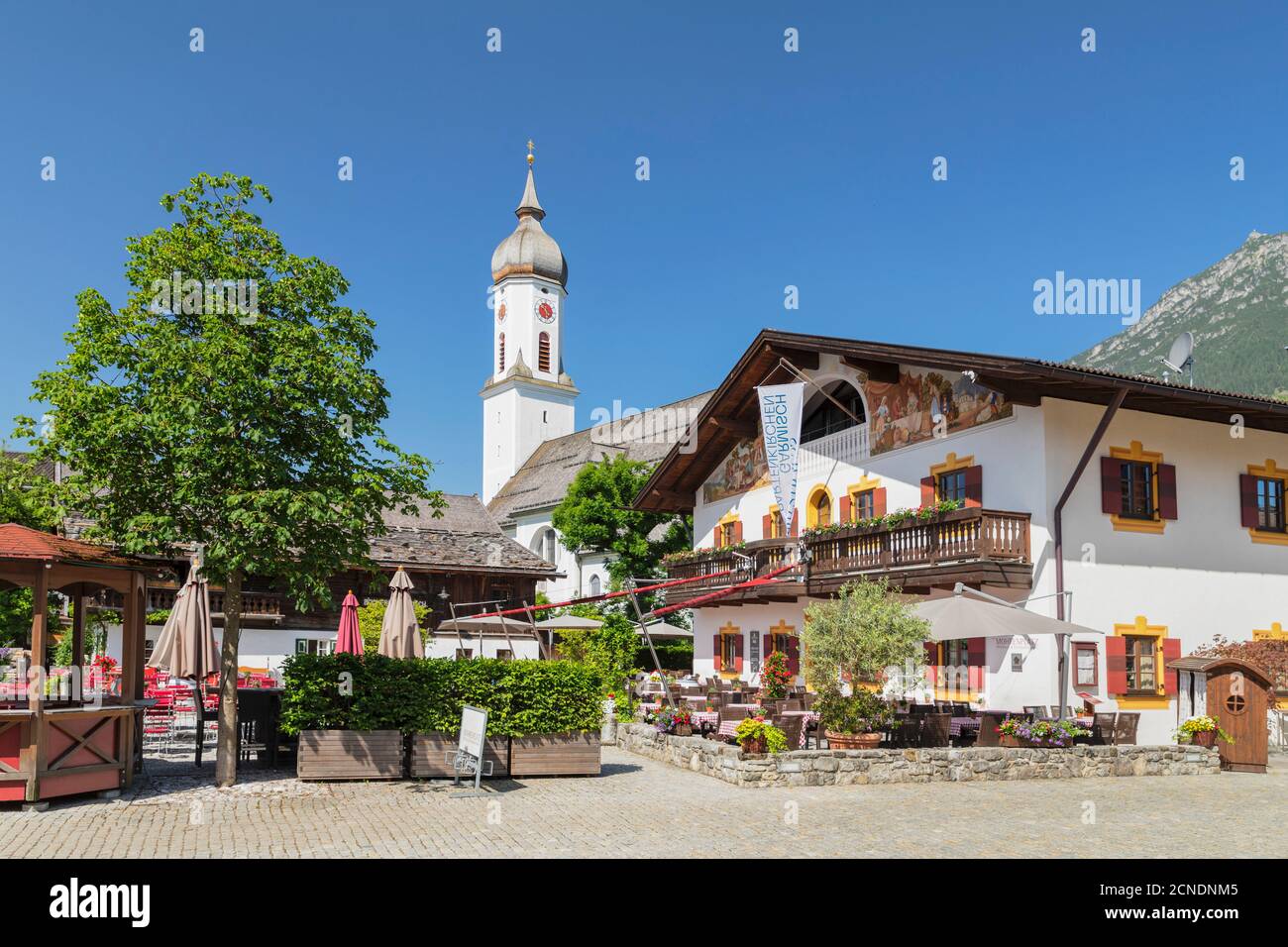 Café, Mohrenplatz, con Iglesia de San Martín, Garmisch-Partenkirchen, Alta Baviera, Baviera, Alemania, Europa Foto de stock