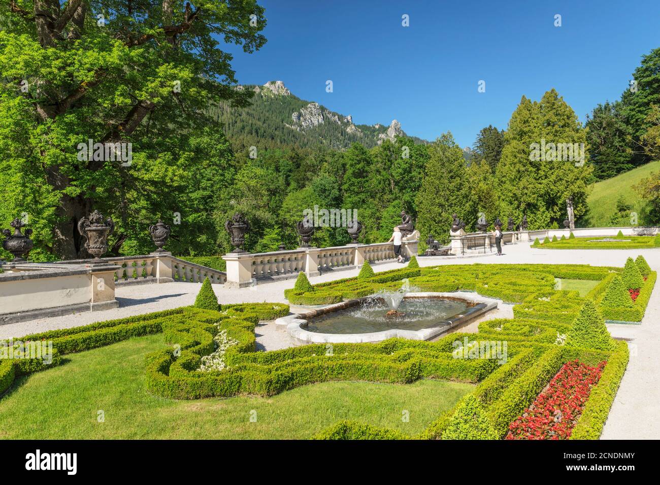 Jardín del palacio, Palacio de Linderhof, Tierra de Werdenfelser, Alpes bávaros, Alta Baviera, Alemania, Europa Foto de stock