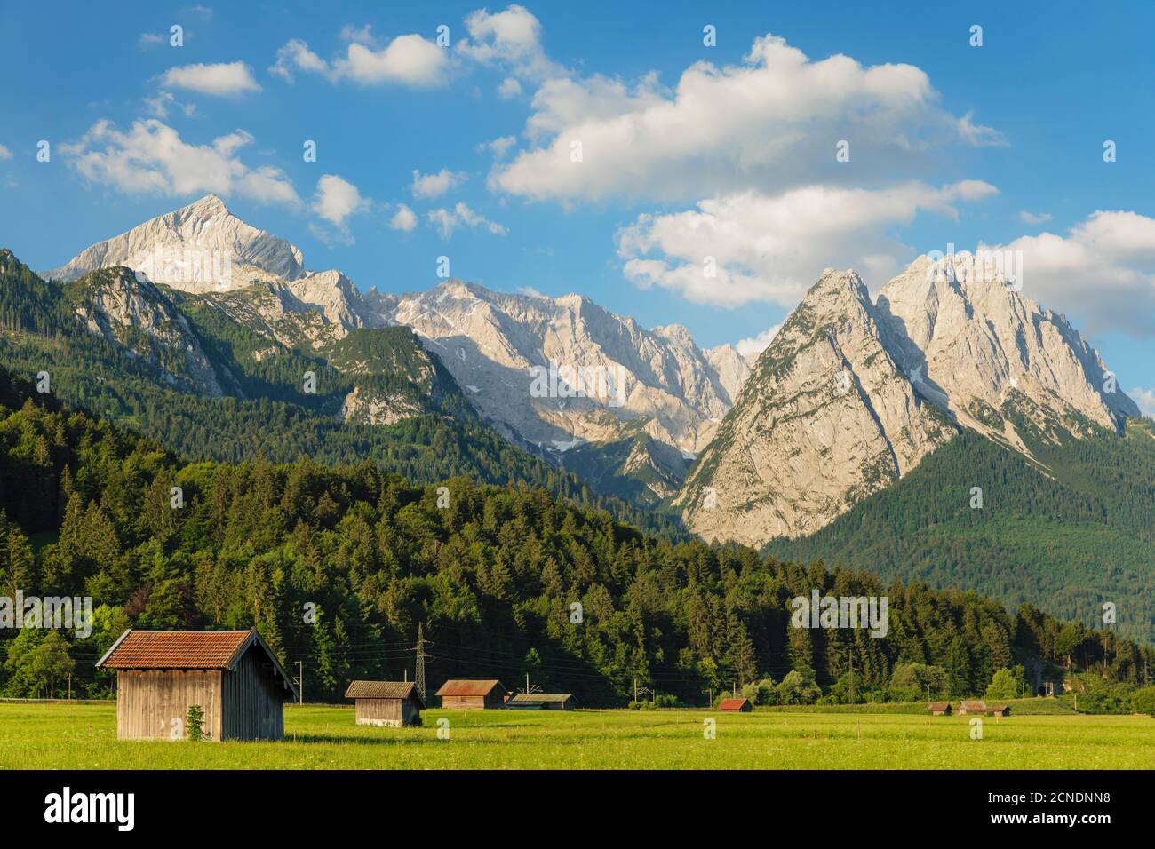 Hay graneros en el sendero de Hammersbach contra la cordillera de Wetterstein, Garmisch-Partenkirchen, Werdenfelser Land, Alta Baviera, Alemania, Europa Foto de stock