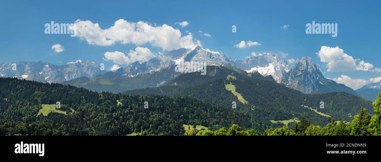 Vista al Monte Zugspitze, 2962m, y la cordillera de Wetterstein, la tierra de Werdenfelser, Alta Baviera, Alemania, Europa Foto de stock