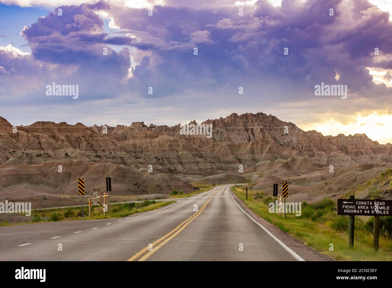 Conducción y turismo en el Parque Nacional de Badlands, Dakota del Sur, Estados Unidos de América Foto de stock