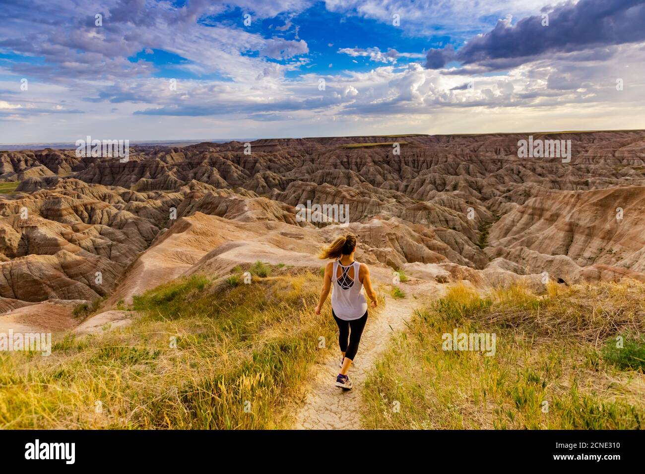 Mujer caminando por el pintoresco Badlands, Dakota del Sur, Estados Unidos de América Foto de stock