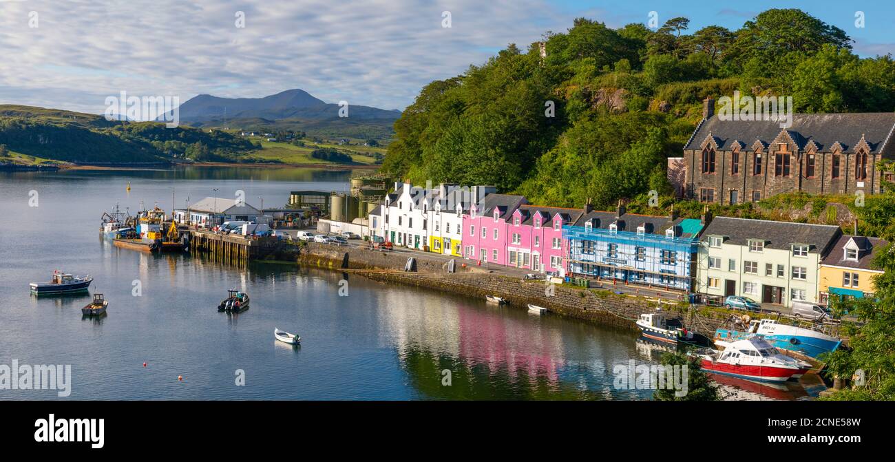 Vista panorámica de Portree Harbor, Isla de Skye, Hébridas interiores, Highlands e Islas, Escocia, Reino Unido, Europa Foto de stock