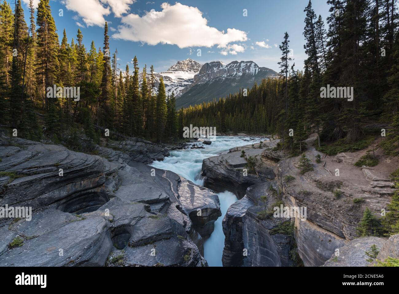 Cascadas del Cañón Mistaya al atardecer con luz nocturna y el Monte Sarbach, Banff National Park, Alberta, Canadian Rockies, Canadá Foto de stock