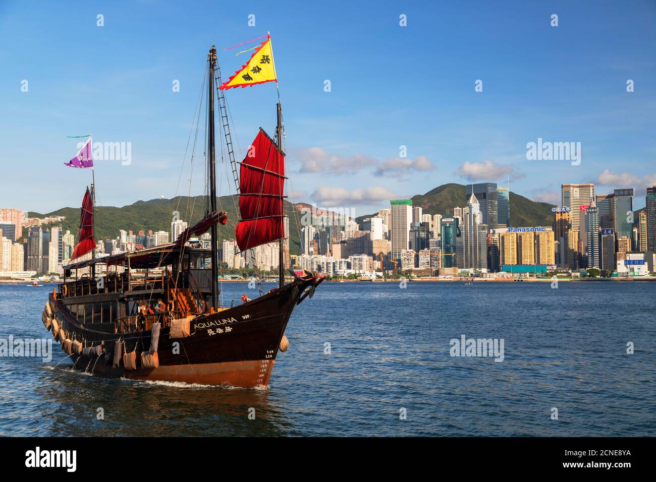 Barco basura en Victoria Harbour, Hong Kong, China, Asia Foto de stock