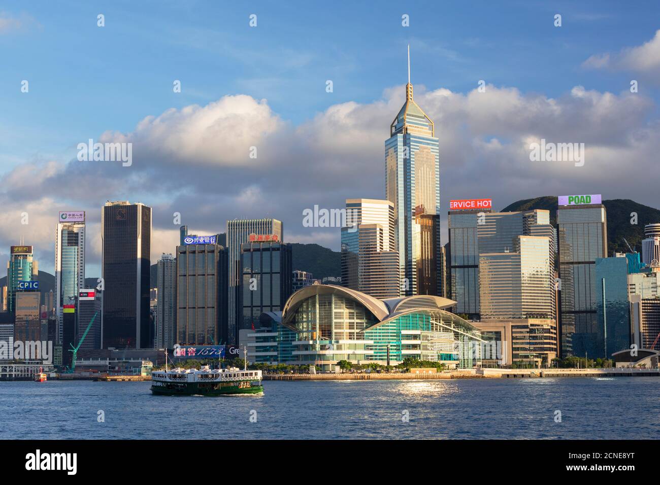 Star Ferry en Victoria Harbour con rascacielos de Wan Chai, Hong Kong, China, Asia Foto de stock