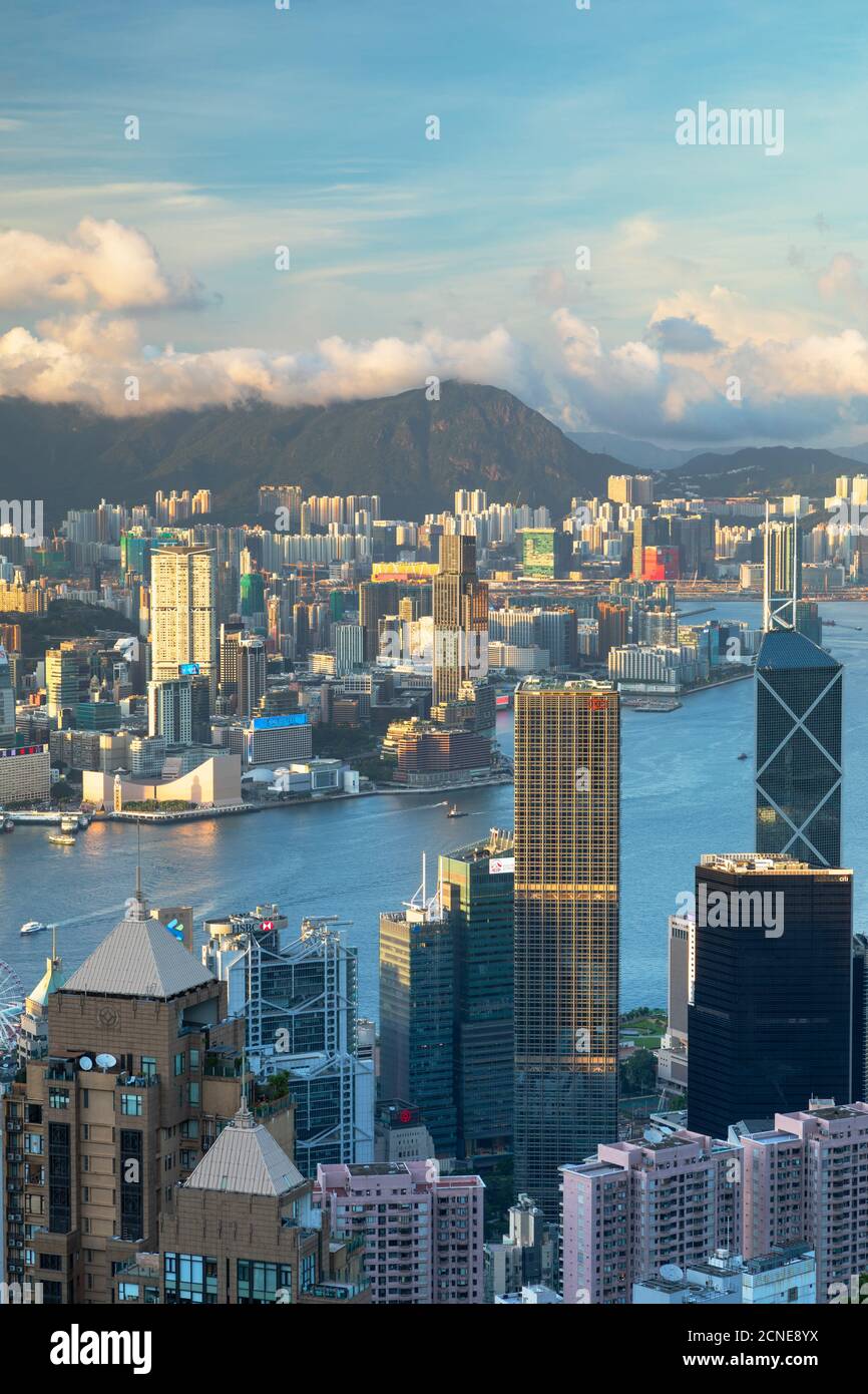 Horizonte de la Isla de Hong Kong y Kowloon, Hong Kong, China, Asia Foto de stock