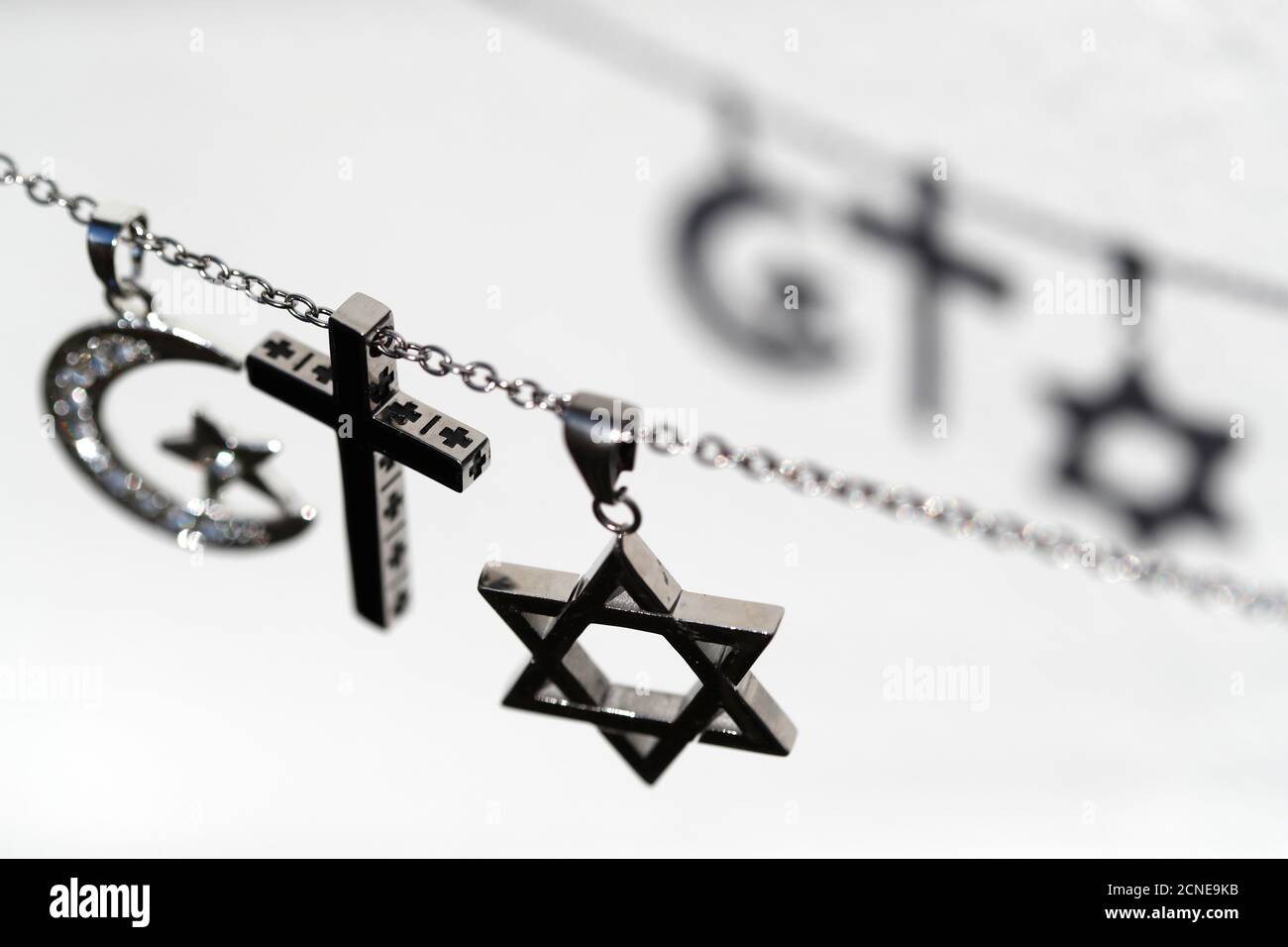 Símbolos religiosos del cristianismo, el islam y el judaísmo, las tres religiones monoteístas, diálogo interreligioso, Francia, Europa Foto de stock