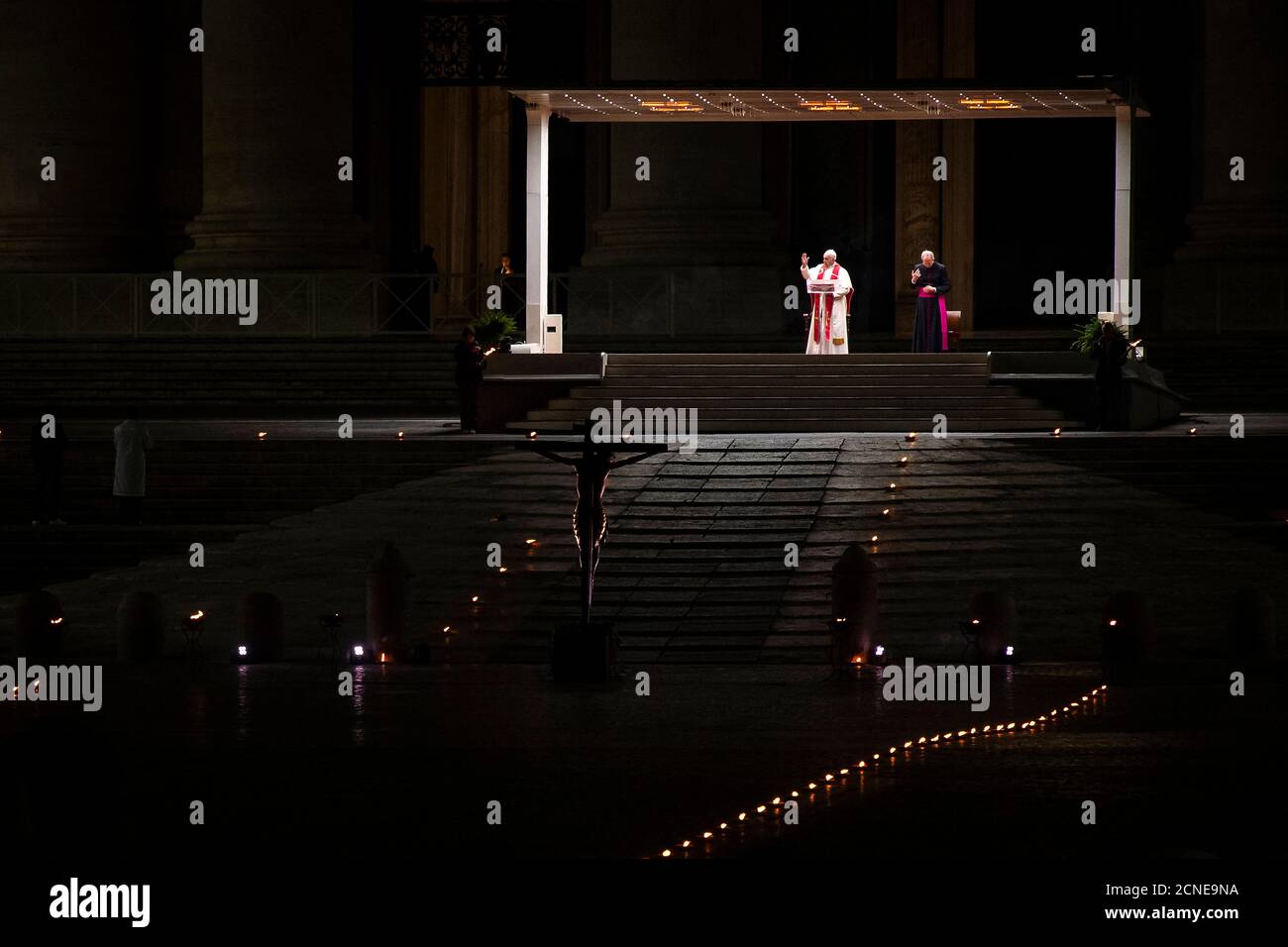 El Papa Francisco preside el camino de la Cruz del Viernes Santo (vía Crucis) en la Plaza de San Pedro, el Vaticano, Roma, Lazio, Italia, Europa Foto de stock
