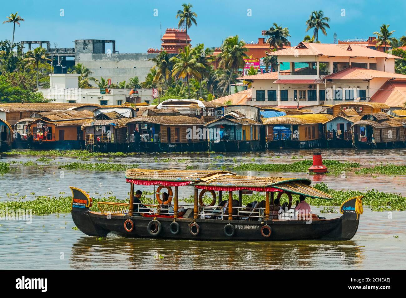 Paseo en barco y casas flotantes para los populares cruceros de aguas atrás, una de las principales atracciones turísticas, Alappuzha (Alleppey), Kerala, India, Asia Foto de stock