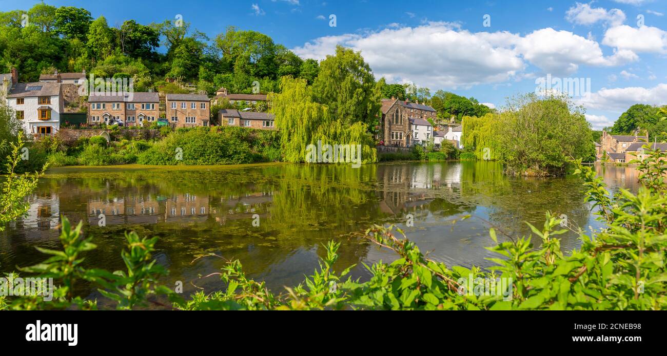 Vista de reflexiones en el estanque de Cromford, Cromford, Derbyshire Dales, Derbyshire, Inglaterra, Reino Unido, Europa Foto de stock