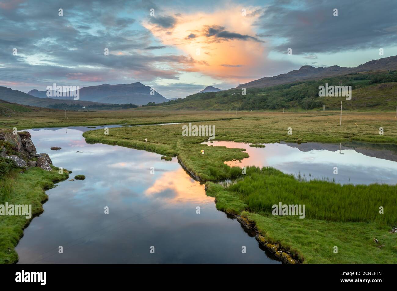 Puesta de sol sobre el lago Kishorn y el río Kishorn, Escocia Foto de stock
