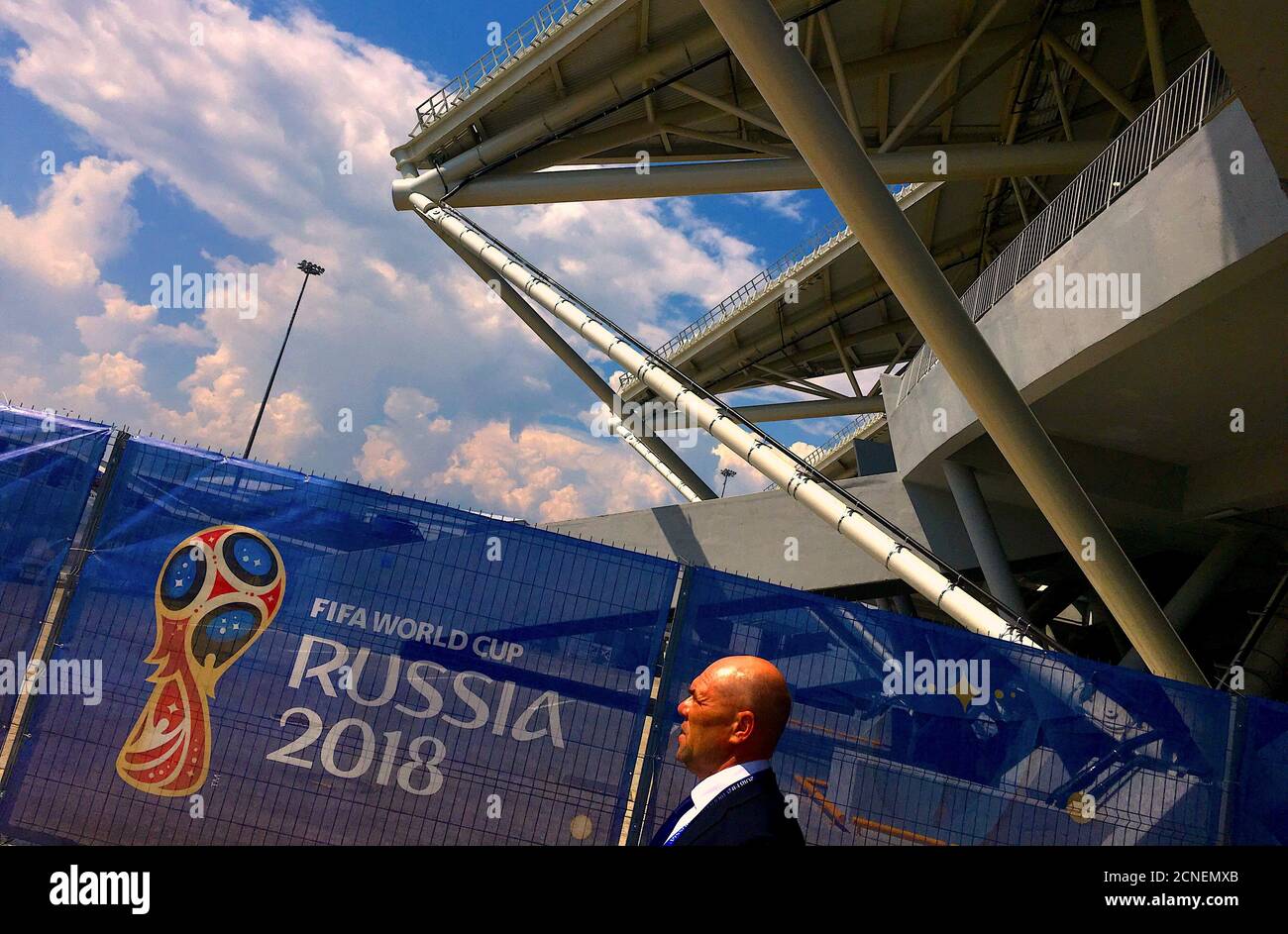 Un guardia de seguridad pasa por una valla mostrando una bandera la Copa Mundial de la FIFA en el estadio en Rusia, 27 de junio de 2018. Además de