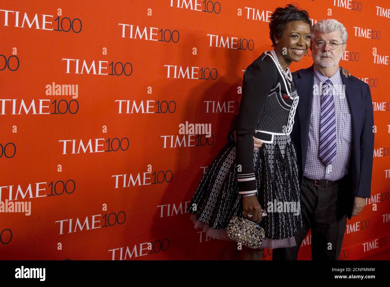 El director George Lucas y su esposa Mellody Hobson llegan para LA Gala TIME 100 en Nueva York el 21 de abril de 2015. REUTERS/Brendan McDermid Foto de stock