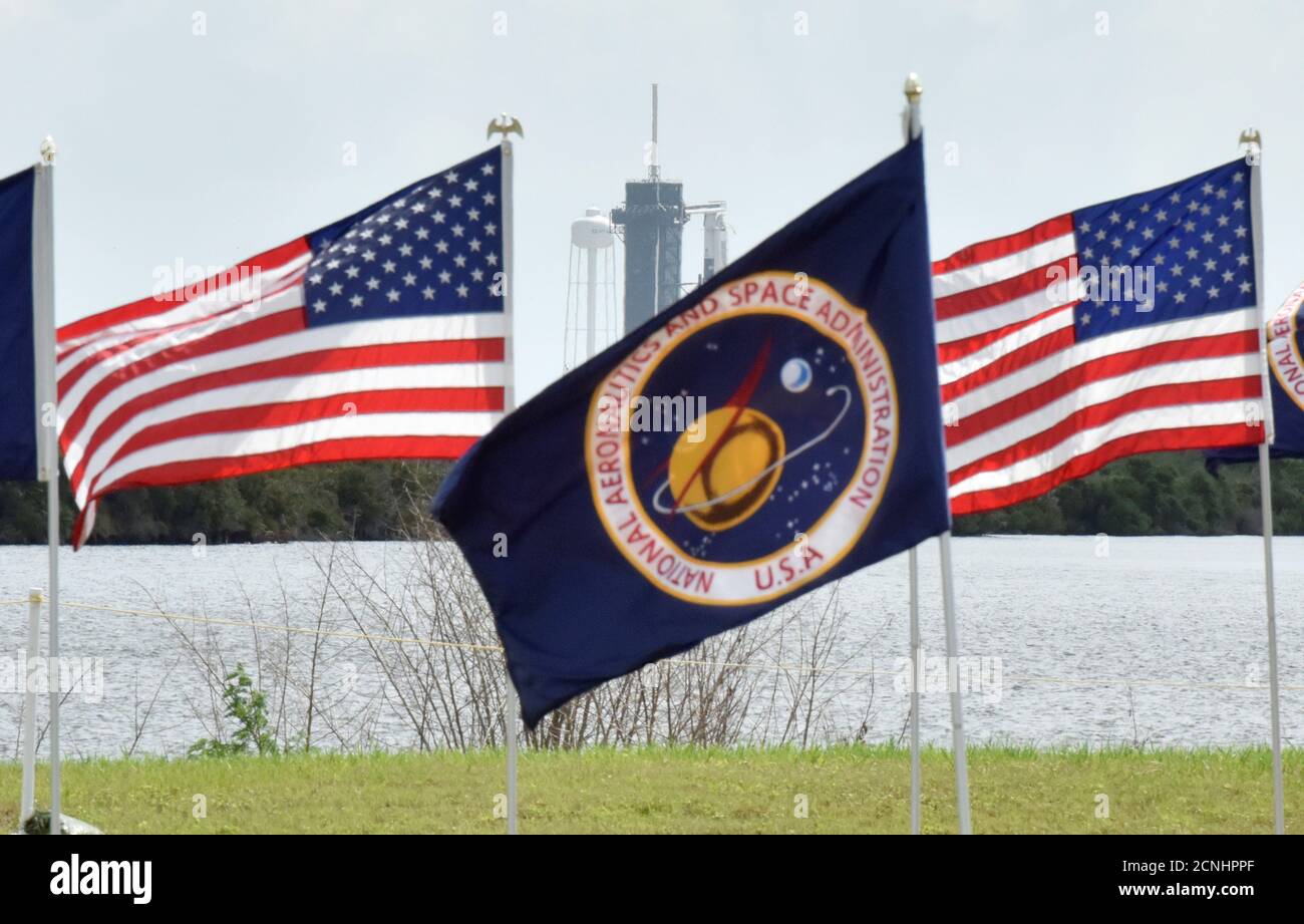 Las banderas rebotan durante una sesión informativa previa al lanzamiento antes del lanzamiento de la nave espacial Spacex Crew Dragon en un cohete de refuerzo Falcon 9 desde Pad39A en el Centro Espacial Kennedy en Cabo Cañaveral, Florida, EE.UU., 29 de mayo de 2020. REUTERS/Steve Nesius Foto de stock