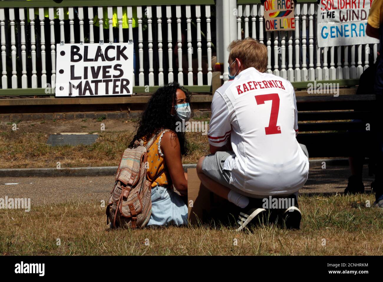 Un hombre lleva una camiseta del ex mariscal de campo de la NFL Colin  Kaepernick delante de una protesta de Black Lives Matter en Forbury Gardens  en Reading, Gran Bretaña 13 de