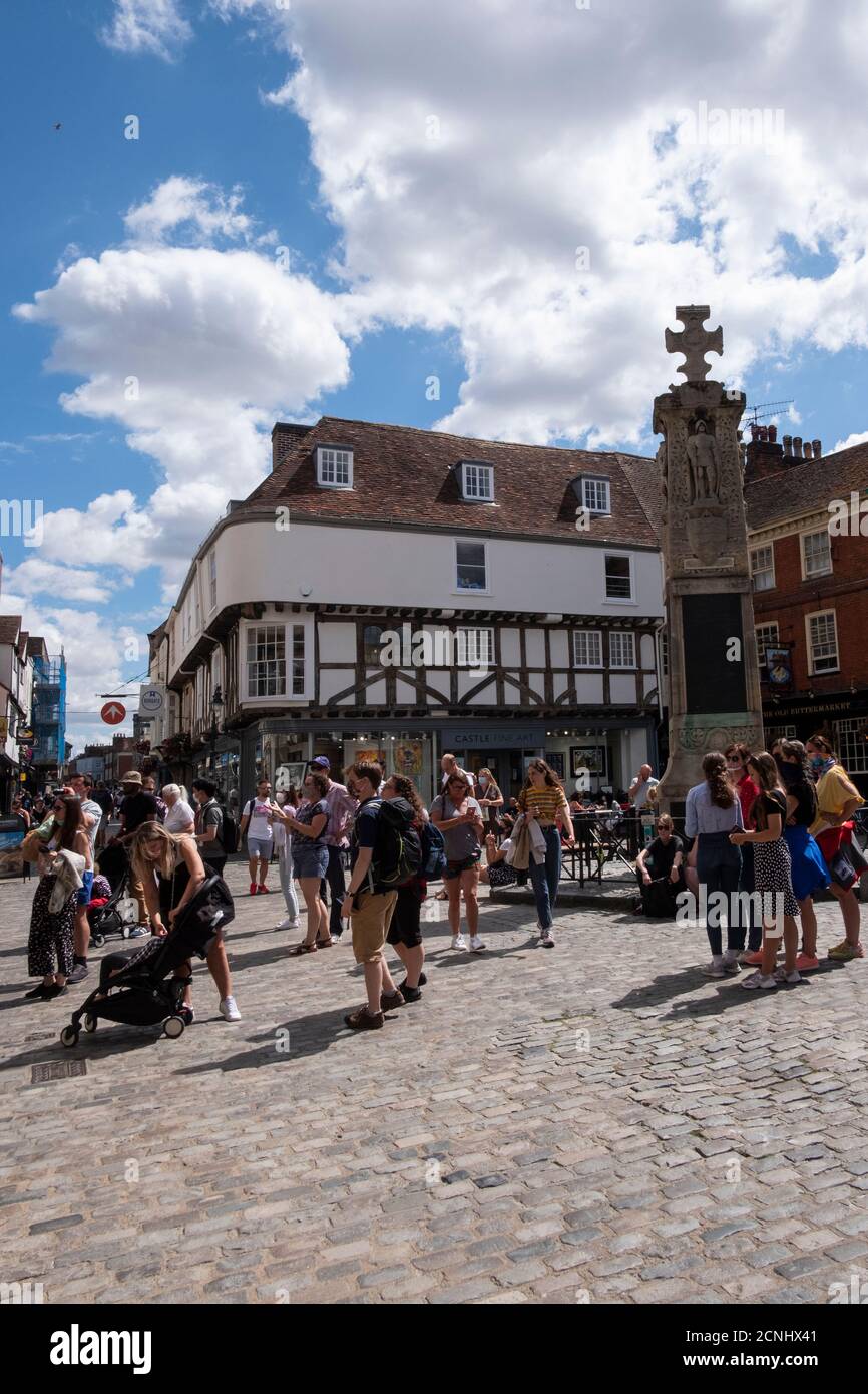 Canterbury, es una ciudad catedral en el sureste de Inglaterra, fue un lugar de peregrinación en la Edad Media. Antiguas murallas, originalmente construidas por los romanos, Foto de stock