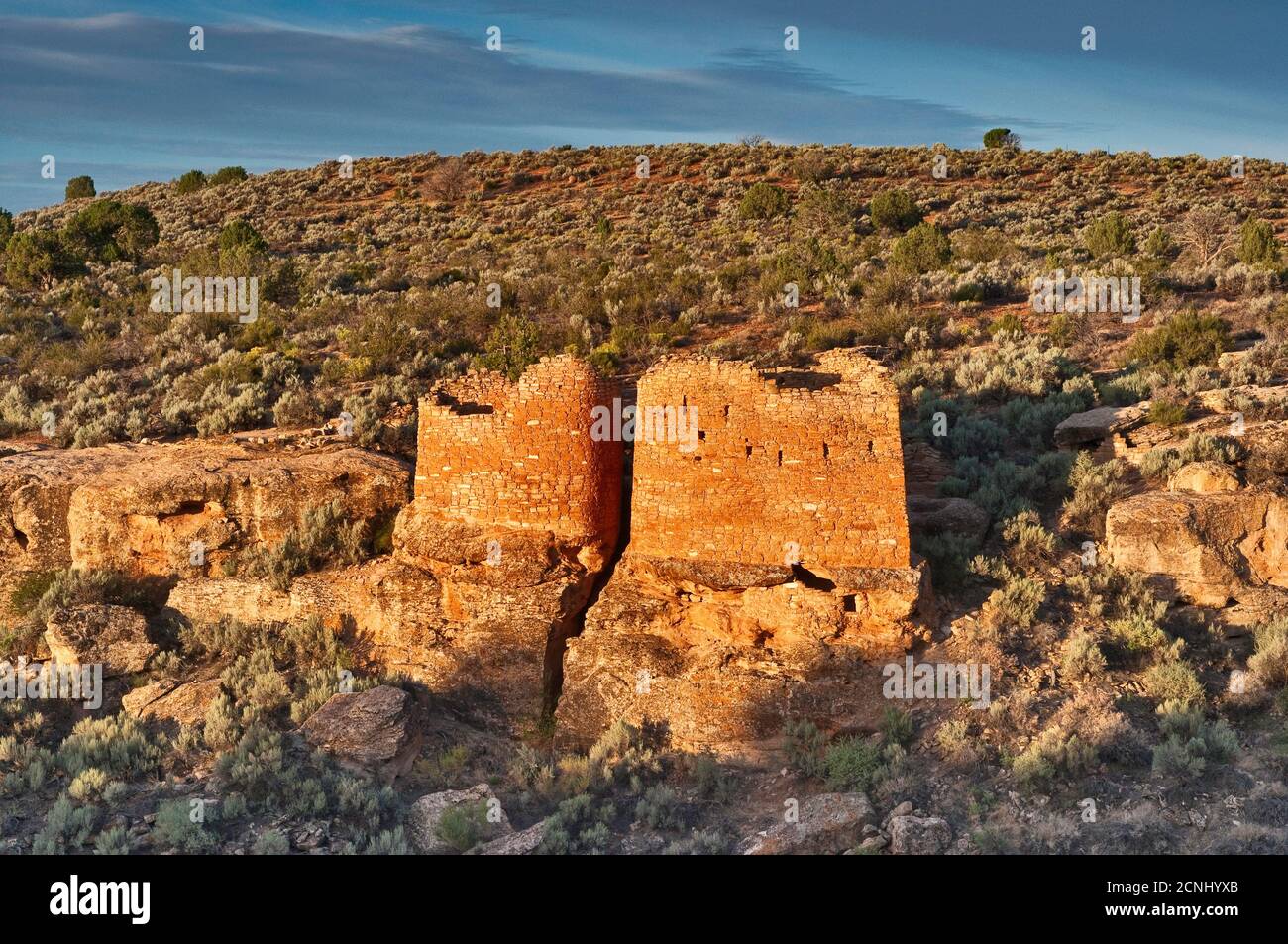 Ruinas de Torres Gemelas al amanecer, Monumento Nacional Hovenweep, meseta de Colorado, Utah, EE.UU Foto de stock