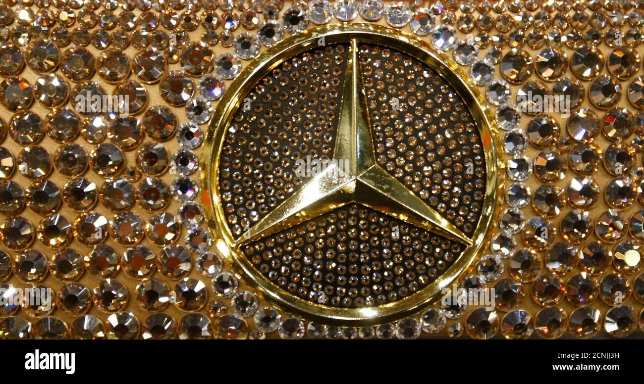 Un Mercedes-Benz SL600 personalizado, Luxury Crystal Benz, studed con  300,000 vidrio de cristal Swarovski, se muestra en el pabellón de la  empresa de accesorios de automóviles personalizados Garson/D.A.D en Tokyo  Auto Salon
