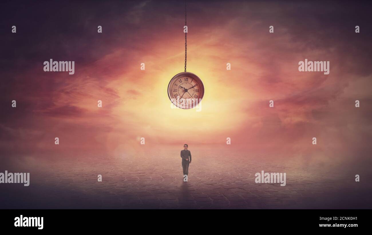 Surrealista escena como confianza empresaria se encuentra en la frente de un enorme reloj colgando desde el cielo del atardecer. Concepto de viaje en el tiempo, para lograr el éxito. T Foto de stock