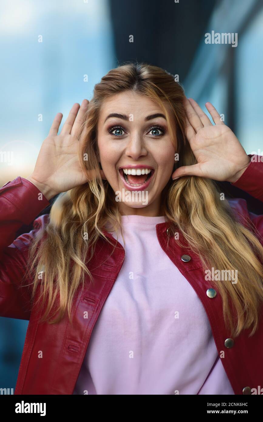 Primer plano retrato de una hermosa chica sonriente con buenos dientes divirtiéndose en la calle. Foto de stock