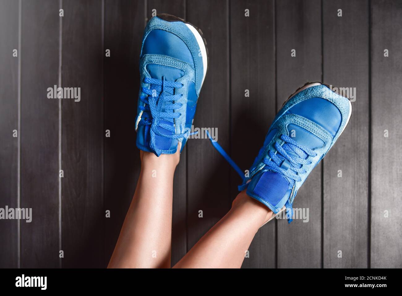 Primer plano imagen de moda de los pies de la mujer, usando