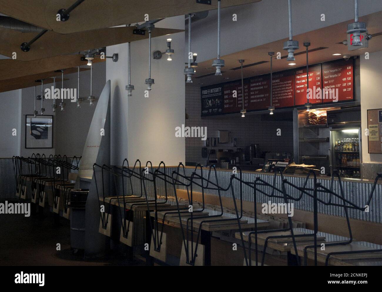 El interior de un Chipotle Mexican Grill vacío se ve a través de la ventana durante la normalmente concurrida hora del almuerzo en Nueva York 8 de febrero de 2016. REUTERS/Brendan McDermid Foto de stock