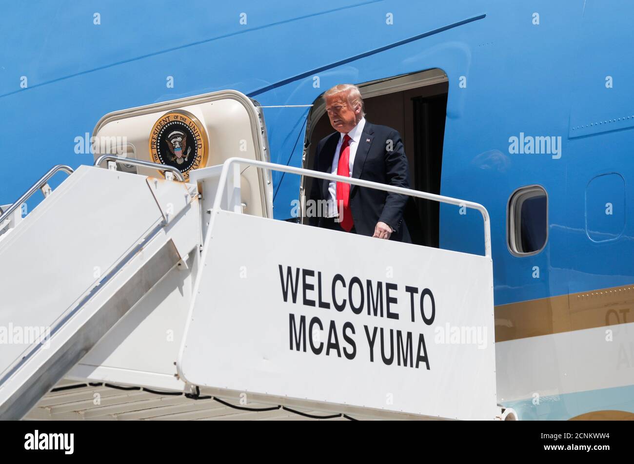 El presidente estadounidense Donald Trump llega a bordo de la Fuerza Aérea uno para visitar una estación cercana de la Patrulla Fronteriza de los Estados Unidos y un muro fronterizo entre Estados Unidos y México después de aterrizar en la Estación Aérea del cuerpo de Infantería de Marina Yuma en Yuma, Arizona, EE.UU., el 23 de junio de 2020. REUTERS/Carlos Barira Foto de stock
